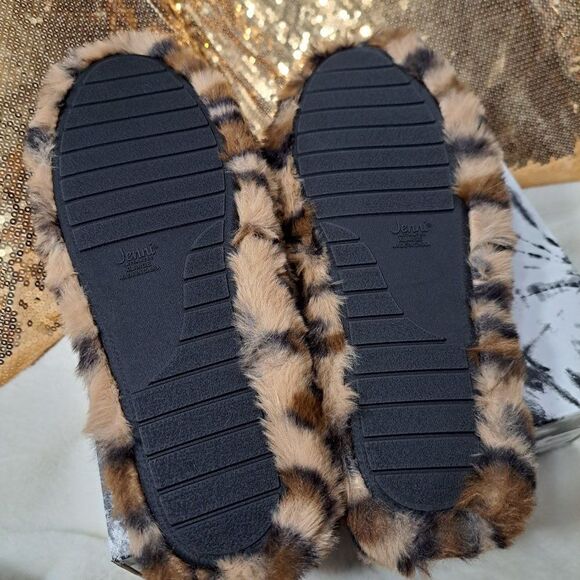 Jenni Leopard Print Slippers..put some SWAG in your comfort 😎 MADE FOR MACYS - Picture 7 of 11